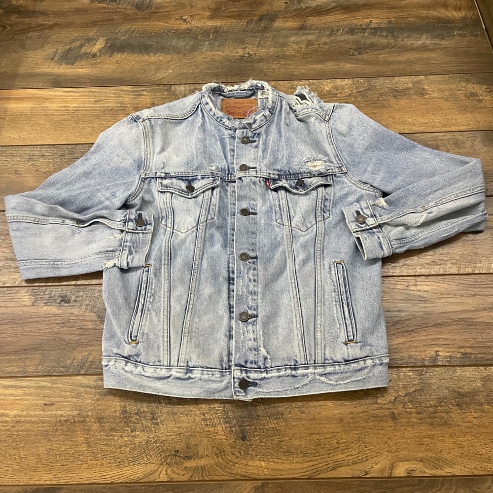 Levis Premium Distressed Trucker Jacket Light Wash Frayed Collarless Mens Medium